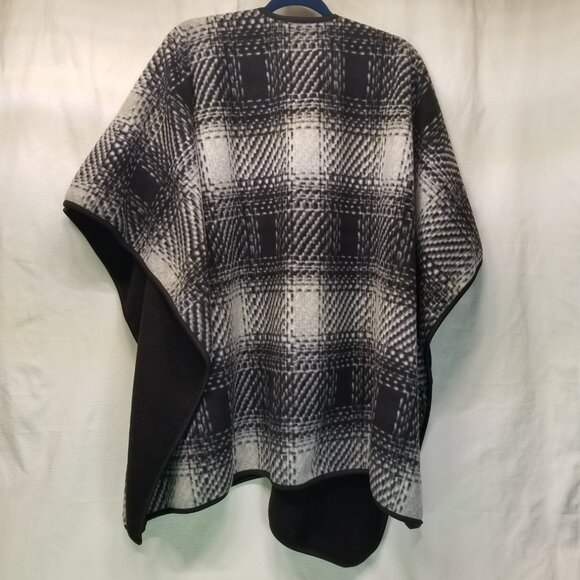 Nicole Miller Plaid B&W Fleece Shawl Wrap Cape Coat - Picture 2 of 3